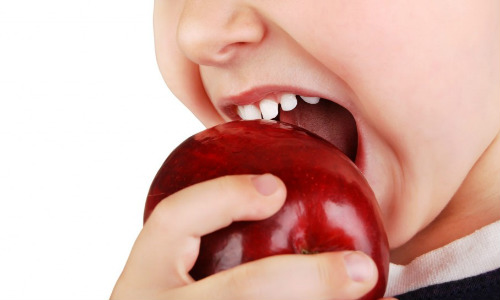 Яблоки в рационе - как они влияют на зубную эмаль