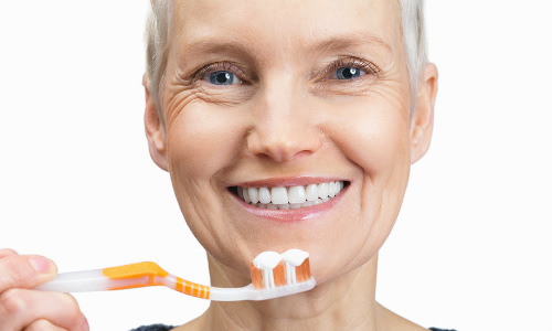 Пожилым женщинам нужно особенно тщательно следить за здоровьем зубов