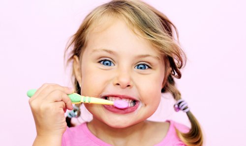 Британские ученые доказали, что нет смысла переплачивать за «детские» зубные пасты